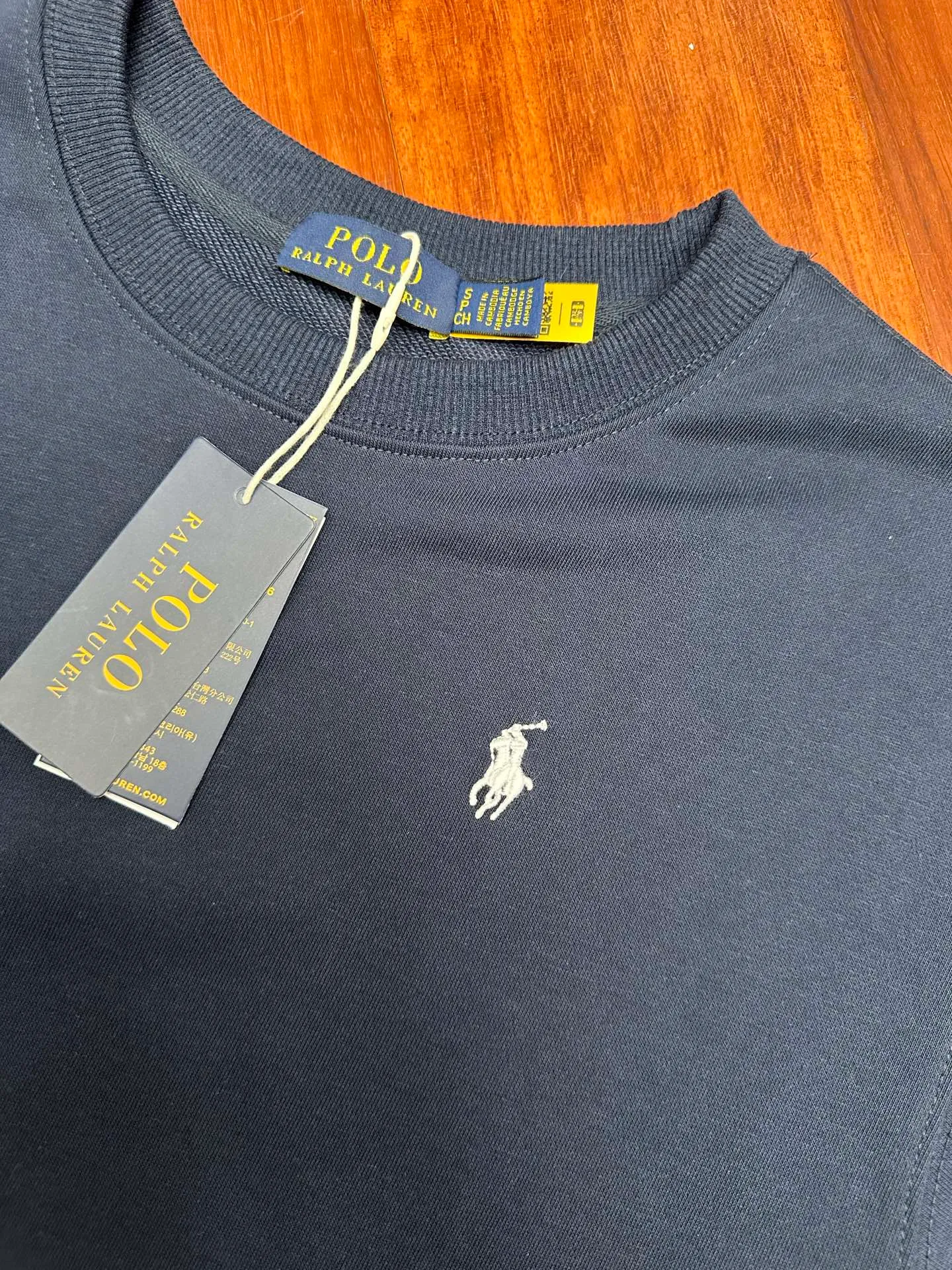 P240 Ralph Lauren/Ralph Lauren classic pony logo jersey long-sleeved sweatshirt. Loose and lazy casual style design. The solid color base is simple and versatile, making it easy to control various styles. ‌The coat fabric is made of 60% cotton➕40% polyester, which not only retains the softness, comfort and breathability of cotton, but also adds the wear resistance and wrinkle resistance of polyester fiber, making the clothes more durable and easy to care for. Even in slightly cooler weather, you won't feel stuffy when wearing it. This kind of fabric has a natural crisp feel and is not easy to pill or deform. The large logo embroidery on the chest is full of color, full of three-dimensionality and lifelike. Designed in the same style for men and women, it is suitable for couples or family wear. It is both practical and beautiful. It is an indispensable and practical item in the wardrobe! Ralph Lauren's age-reducing items add a bit of liveliness and interest to the entire sweatshirt. There is no pressure to dress, regardless of age or gender. Complete accessories!  Color: Navy Size: S-xL